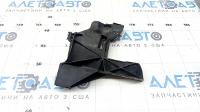 The right headlight mounting bracket for the Audi Q3 83A 19-25 is broken.