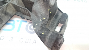 The right headlight mounting bracket for the Audi Q3 83A 19-25 is broken.