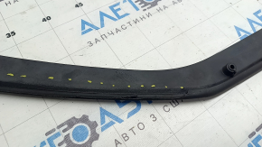 The front hood seal of the Audi Q7 16-25 has dried out and the fasteners are broken.