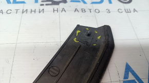 The front hood seal of the Audi Q7 16-25 has dried out and the fasteners are broken.