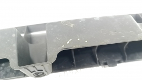 The rear bumper mount, central upper, for the Audi Q7 16-19, is broken.