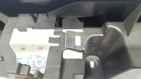 The rear bumper mount, central upper, for the Audi Q7 16-19, is broken.