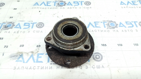The rear right hub of the Audi Q3 83A 19-25 AWD is rusty.
