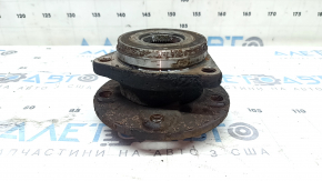 The rear right hub of the Audi Q3 83A 19-25 AWD is rusty.