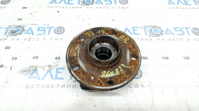 The rear right hub of the Audi Q3 83A 19-25 AWD is rusty.