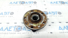 The rear left hub of an Audi Q3 83A 19-25 AWD is rusty.