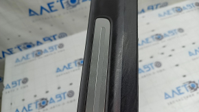 Front right outer door sill trim for Audi Q7 16-25, black with chrome, worn, scratches on chrome, worn