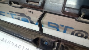 The lower grille of the front bumper of the Audi Q7 16-19 is cracked, the fastening is broken, it is dented