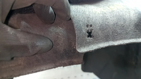 The rear right fender liner of an Audi Q7 16-19 has a broken mount.