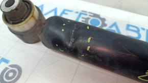 The rear left shock absorber of the Audi Q3 83A 19-25 is dented.