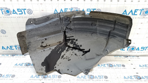 The front left fender liner of the Mercedes W213 E 17-23 has a torn mudguard.