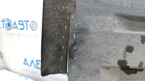 The front left fender liner of the Mercedes W213 E 17-23 has a torn mudguard.
