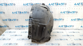 The front right fender liner of the Mercedes W213 E 17-23 has a torn mudguard.