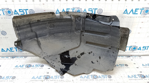 The front right fender liner of the Mercedes W213 E 17-23 has a torn mudguard.