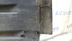 The front right fender liner of the Mercedes W213 E 17-23 has a torn mudguard.