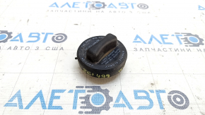 The fuel filler cap of the Mercedes W213 E 17-23 has a broken fastener.