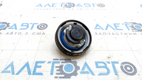 The fuel filler cap of the Mercedes W213 E 17-23 has a broken fastener.
