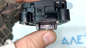 The steering wheel control buttons on the right Mercedes W213 E 17-20 are black, the button coating has peeled off.