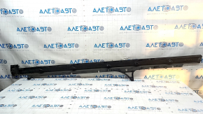 The right door sill protection for an Audi Q7 16-25 is worn.