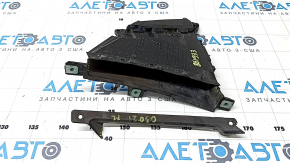 The front left fender liner duct of the BMW 5 G30 17-23 is broken, a fragment is missing