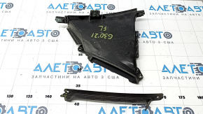 The front left fender liner duct of the BMW 5 G30 17-23 is broken, a fragment is missing