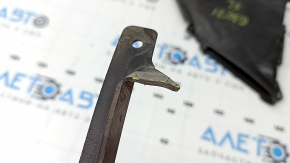 The front left fender liner duct of the BMW 5 G30 17-23 is broken, a fragment is missing