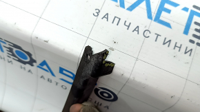 The front left fender liner duct of the BMW 5 G30 17-23 is broken, a fragment is missing