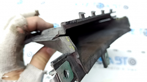 The front left fender liner duct of the BMW 5 G30 17-23 is broken, a fragment is missing