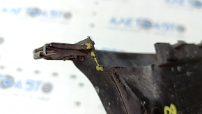 The front left fender liner duct of the BMW 5 G30 17-23 is broken, a fragment is missing