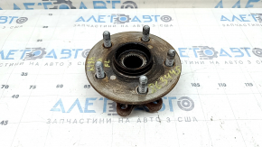 The front left hub of a Toyota Highlander 20-25 is rusty.