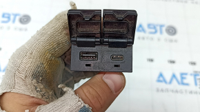USB Hub Center Console Toyota Sienna 21-25 Rear