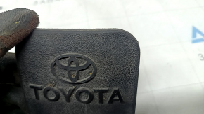 The towbar plug on a Toyota Highlander 20-24 is dented.