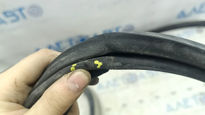 The rubber seal on the tailgate of a Toyota Sienna 21-24 is worn out.
