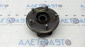 The front right hub of a Toyota Sienna 21-25 is rusty.