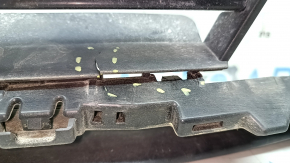 The front lower bumper grille of a BMW 3 F30 16-18 is broken, the fasteners are broken, and there are scratches.