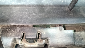 The front lower bumper grille of a BMW 3 F30 16-18 is broken, the fasteners are broken, and there are scratches.
