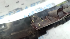 The front lower bumper grille of a BMW 3 F30 16-18 is broken, the fasteners are broken, and there are scratches.