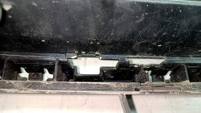The front lower bumper grille of a BMW 3 F30 16-18 is broken, the fasteners are broken, and there are scratches.