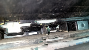 The front lower bumper grille of a BMW 3 F30 16-18 is broken, the fasteners are broken, and there are scratches.