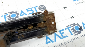 2nd row rear right outer seat guide, corrosion, Toyota Sienna 21-25