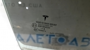 Tesla Model 3 18-20 front right door glass, tint swelling, scratch