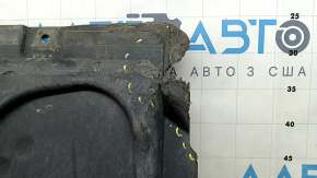 The rear engine guard of the Mercedes C-class W205 300 19-21 AWD is worn, there are cracks, but there are no fragments.