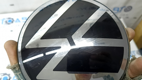 VW Atlas 21-25 radiator grille emblem for radar, non-illuminated, worn