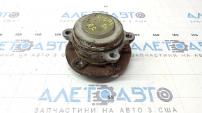 The rear right hub of a VW Atlas 18-25 FWD is rusty.