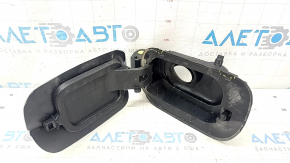 The fuel filler flap and housing of the VW Atlas 18-25 have broken fasteners and a torn seal.