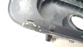 The fuel filler flap and housing of the VW Atlas 18-25 have broken fasteners and a torn seal.
