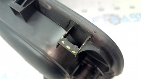 The fuel filler flap and housing of the VW Atlas 18-25 have broken fasteners and a torn seal.