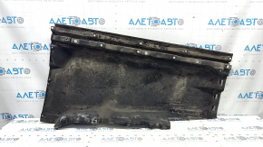 The left underbody protection of the Audi Q5 80A 18-24 is dented and torn.