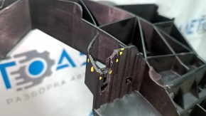 The upper TV bar of the Ford Escape MK3 2019 is broken, the fragment is missing.
