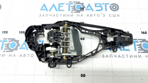 The front left door handle mechanism of a BMW 7 G11 G12 16-22 has a broken mount.